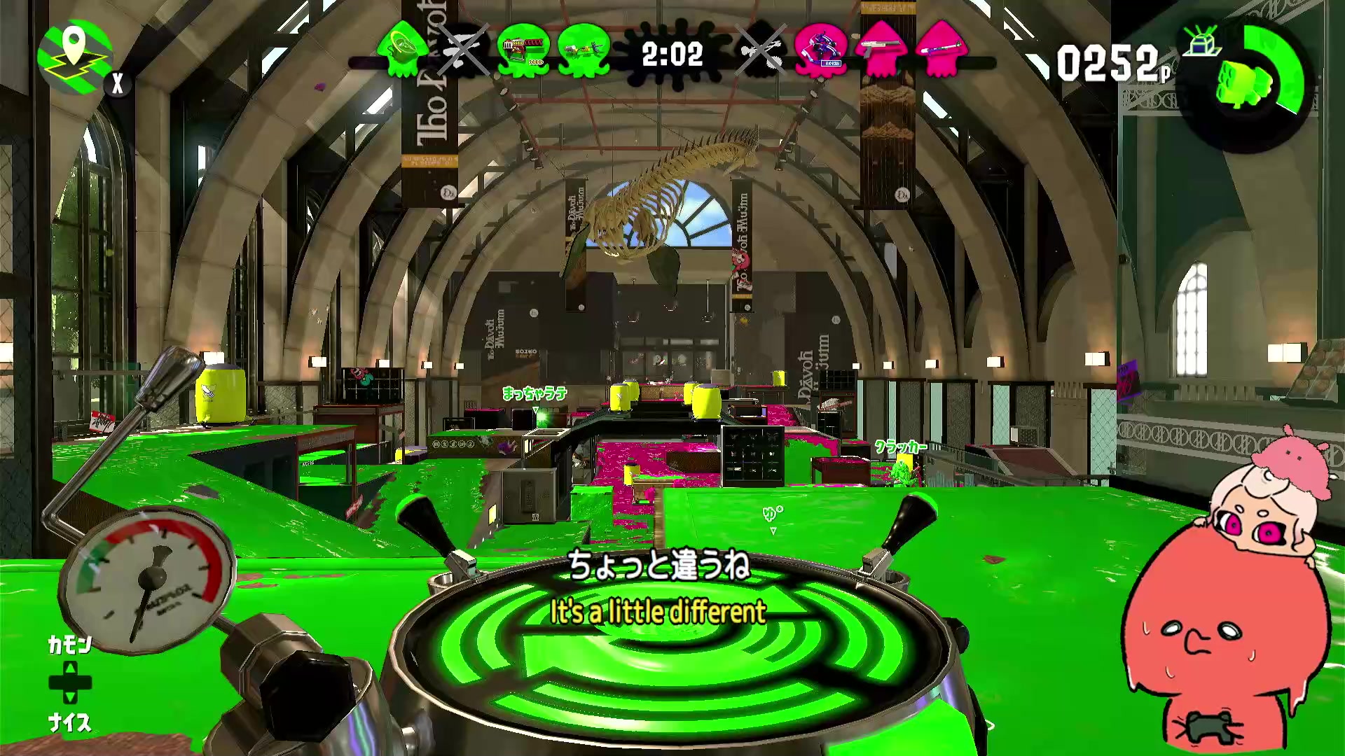 スプラトゥーン2のデボン海洋博物館で、恐竜の骨格の下に緑とピンクのインクが広がるナワバリバトル画面